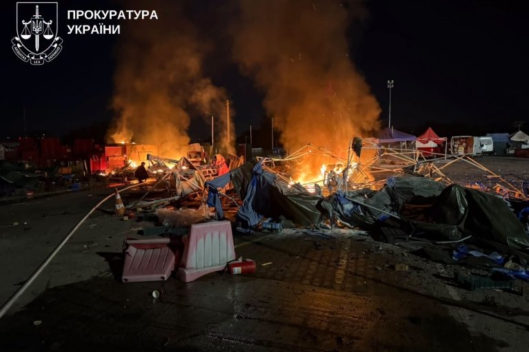 Враг ударил в рынок "Столичный": горит павильон, есть погибшие и раненые