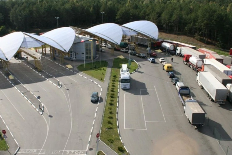 Украина хочет перенести за западную границу таможенный контроль грузовиков с зерном