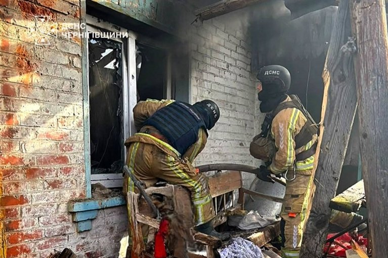 Внаслідок ворожих атак по Чернігову та області є руйнування та поранені