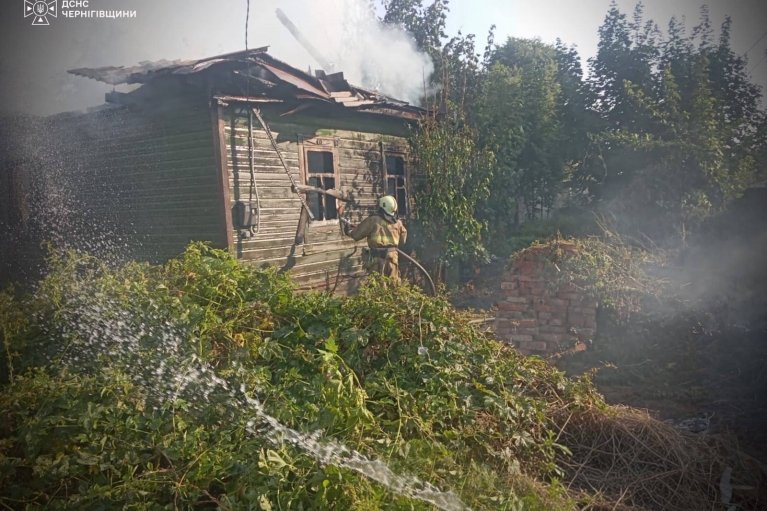 Російські дрони атакували підприємства та оселі на Чернігівщині, постраждали дві жінки (ФОТО)