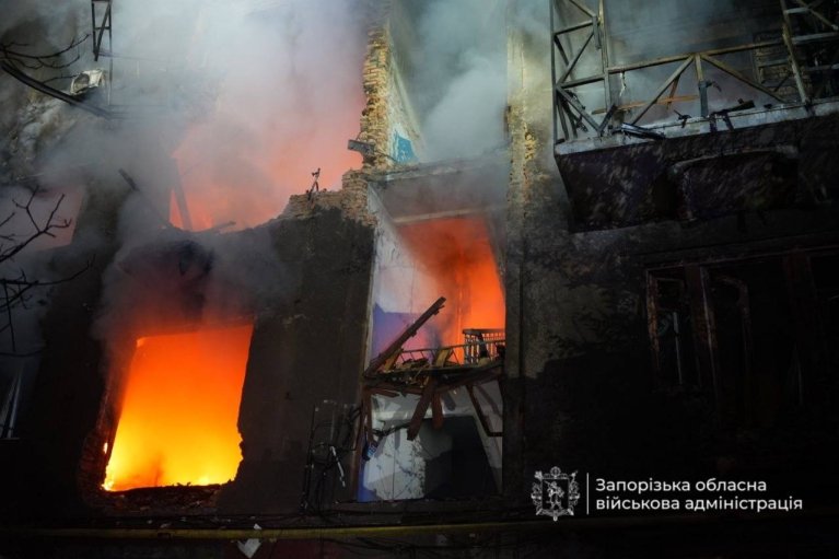 От удара по Запорожью пострадали 6 человек, побиты дома и больница (ФОТО)
