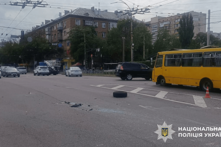У Києві сталася ДТП за участі легковика та маршрутки: постраждало восьмеро людей (ФОТО)
