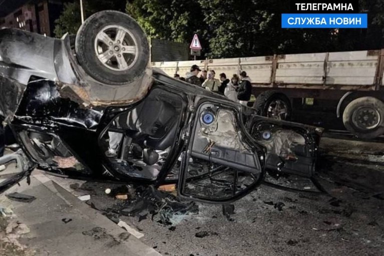 Во Львове толпа перевернула автомобиль работников ТЦК во время протеста