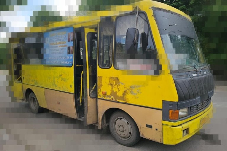Россияне ударили дроном по маршрутке в Херсоне: есть погибший