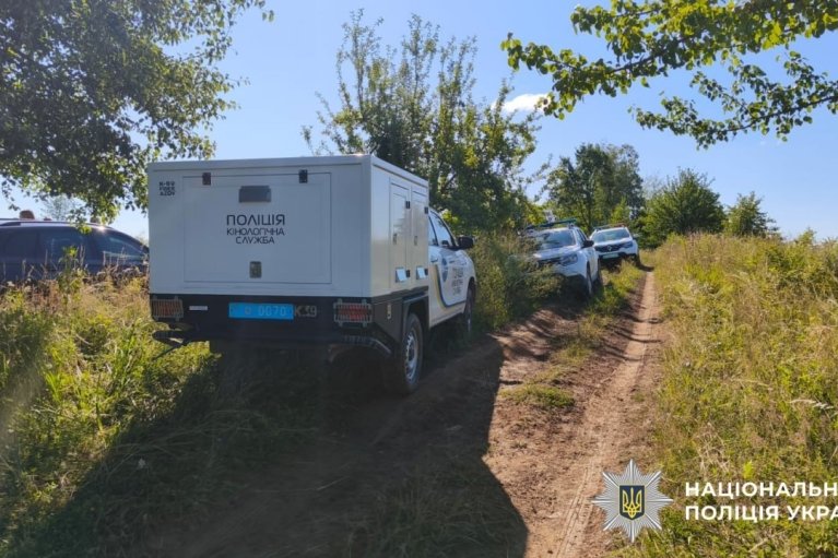 Чоловік озброєний та небезпечний: поліція оприлюднила фото стрілка, що відкрив вогонь по поліцейських на Буковині