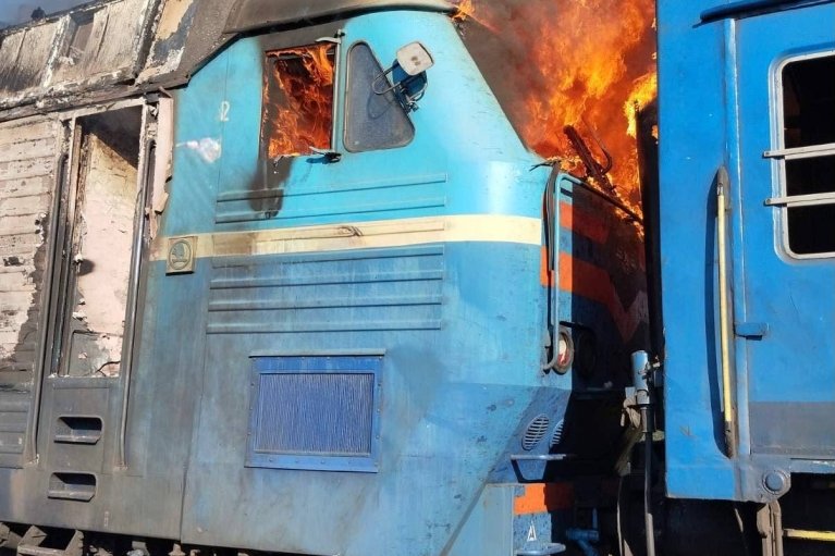 На Запорожье враг снова попал в пассажирский поезд, раненая проводница