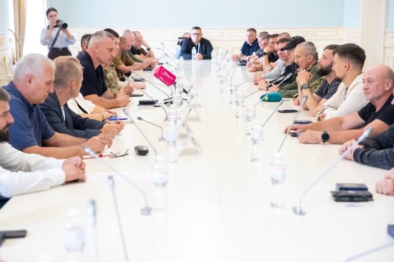 Виплата 45 000 грн, лікування, працевлаштування, — Кличко зустрівся із захисниками, звільненими з полону, і розповів про допомогу від міста
