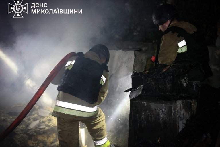 Дроновый удар вызвал пожар в Николаеве, пострадали три человека (ФОТО)