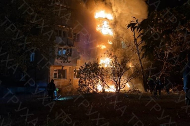 Київ атакували російські дрони: загорілася 9-поверхівка, є постраждалі
