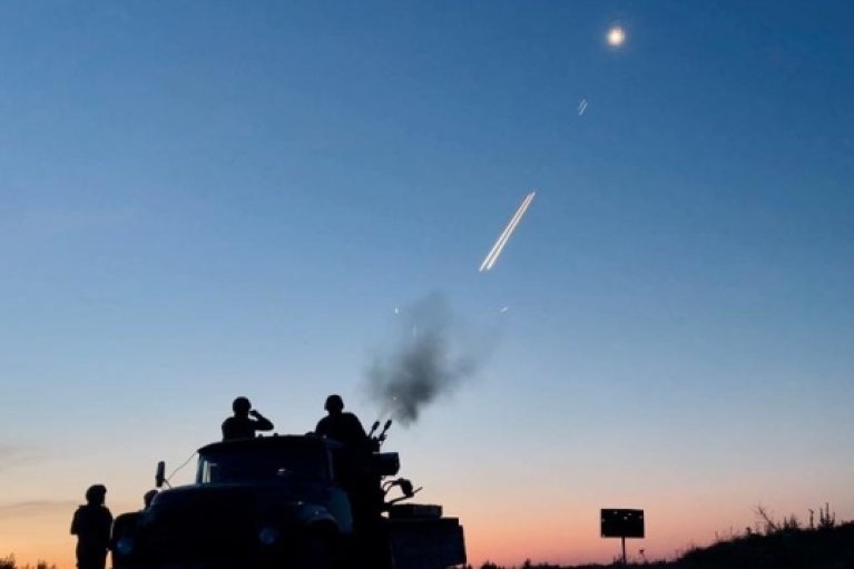 Цієї ночі РФ атакувала дронами та ракетами одразу з 12 напрямків