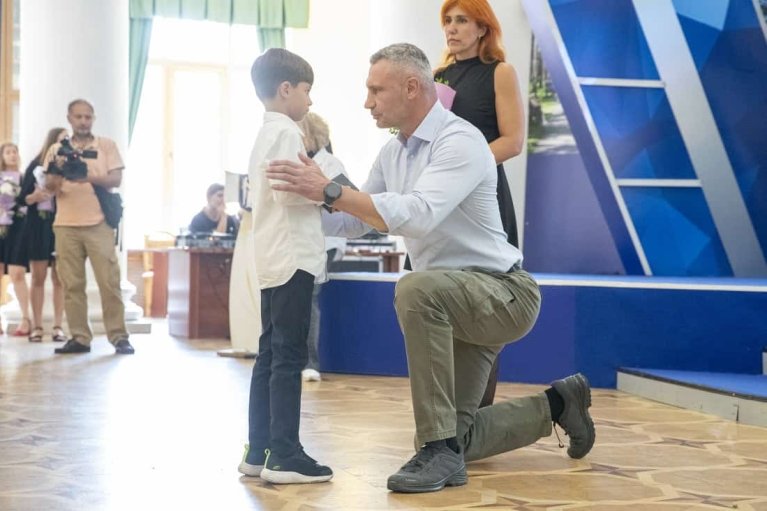 Мер Києва до Дня пам’яті захисників України вручив нагороди родинам полеглих Героїв