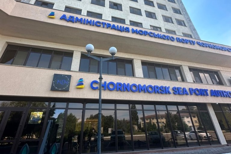 Полмиллиона за влияние на служащих "Укрзализныци": на вымогательстве погорел чиновник АМПУ и его сообщница