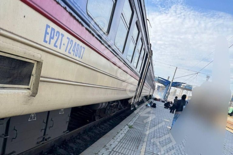 Россияне атаковали электропоезд в Днепре. Погибли по меньшей мере 13 человек, много раненых