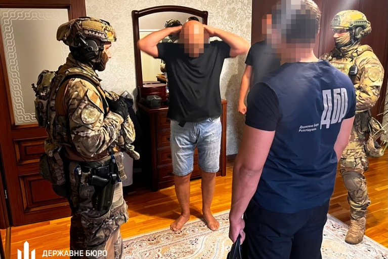 Обыски в Мукачевском РТЦК: Эксначальник ТЦК и его подчиненный сняли с военного учета более 1000 мужчин