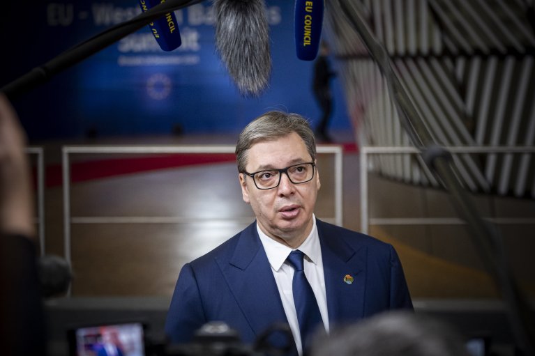 Президент Сербии на фоне протестов решил уйти в отставку, — Reuters