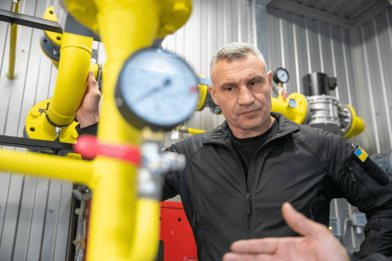 У столиці опалення вже включили у 60% комунальних пансіонатів, — Кличко перевірив готовність до зими одного з них
