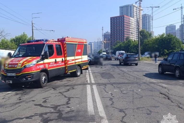 В Киеве на Виноградаре — масштабное ДТП: движение затруднено