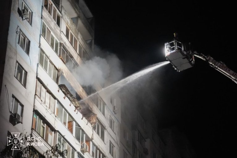 Удар по 12-поверхівці в Києві: у ДСНС показали, як рятували мешканців (ФОТО)