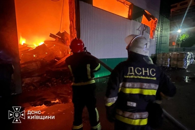 Под ударом оказались 6 районов Киевщины, в Белой Церкви загорелось пищевое предприятие (ФОТО)
