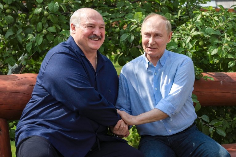До шефа "на поклон": Лукашенко знову попхався в гості до Путіна