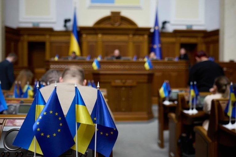 Шантаж зламністю. Чому Зеленський не зміг викреслити з планів Ради антикорупційні закони