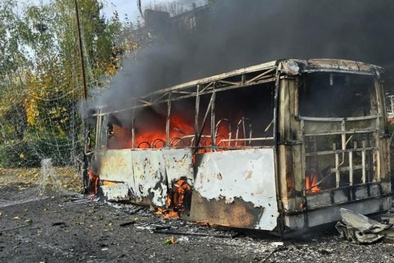 Погибли не менее 12 человек: Россия атаковала автобус в Краматорске (ФОТО)