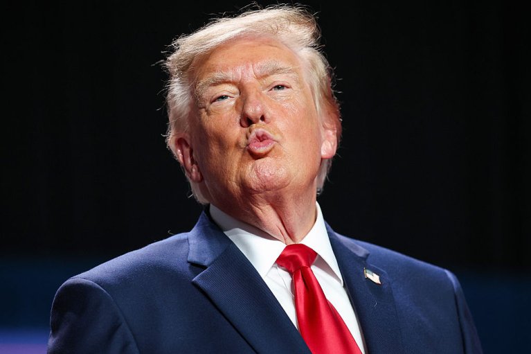 Трамп заявив, що вважає ворогами всіх, хто не називає ШІ "суперінтелектом"