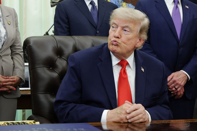 Трамп заявив, що "збожеволів" від влади: хоче заборонити риболовлю на пару днів