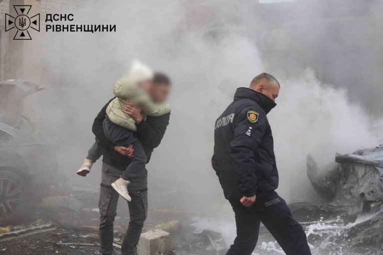 В Ровно из-под завалов разрушенного дроном РФ здания спасатели достали женщину. Всего 8 пострадавших