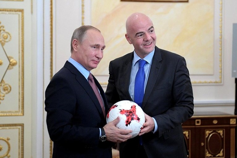 Трамп требует от FIFA "даже не думать" избавляться от Инфантино