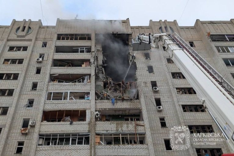 У Харкові розбирають завали: уже вдвічі зросла кількість постраждалих через атаку РФ (ФОТО, ВІДЕО)