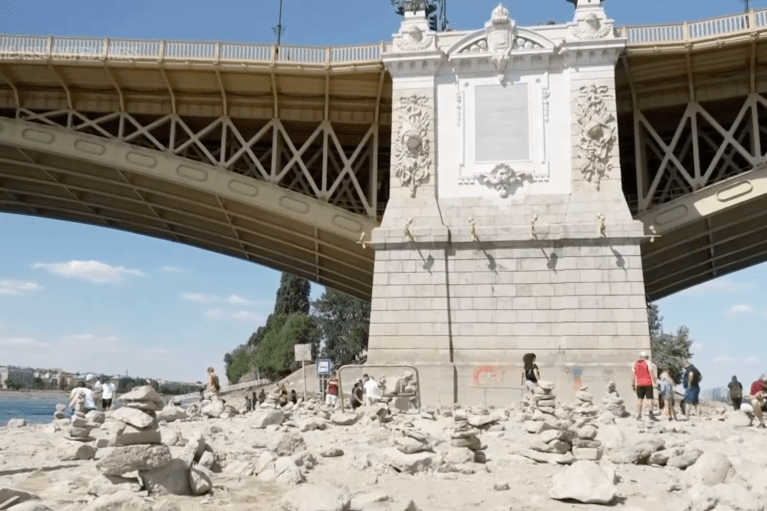 Рекордно низкий уровень воды в Дунае влияет на туризм и промышленность в Центральной Европе
