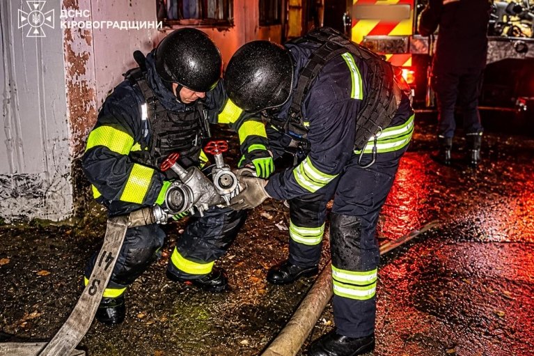 Армія РФ вдарила по складах на Кіровоградщині: вирує масштабна пожежа (ФОТО)
