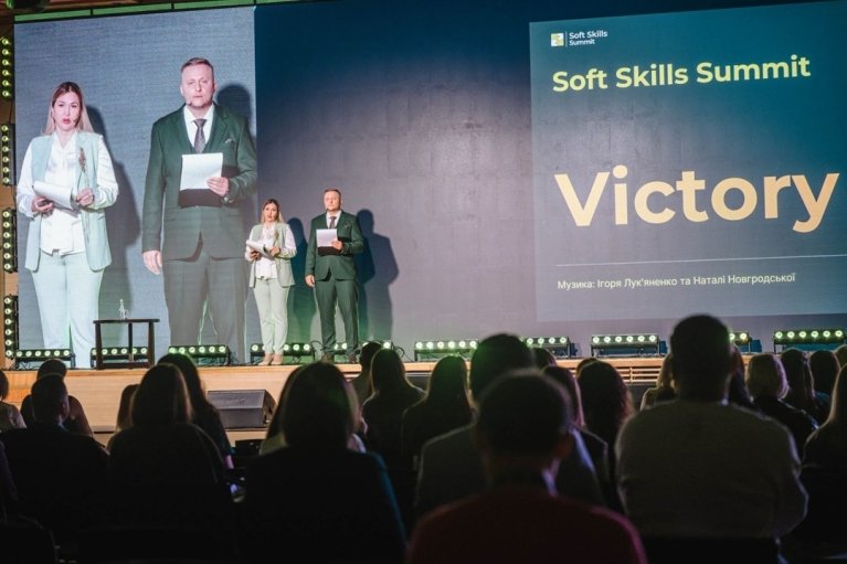 Людина в епоху AI: які soft skills визначатимуть професійний розвиток у сучасних реаліях