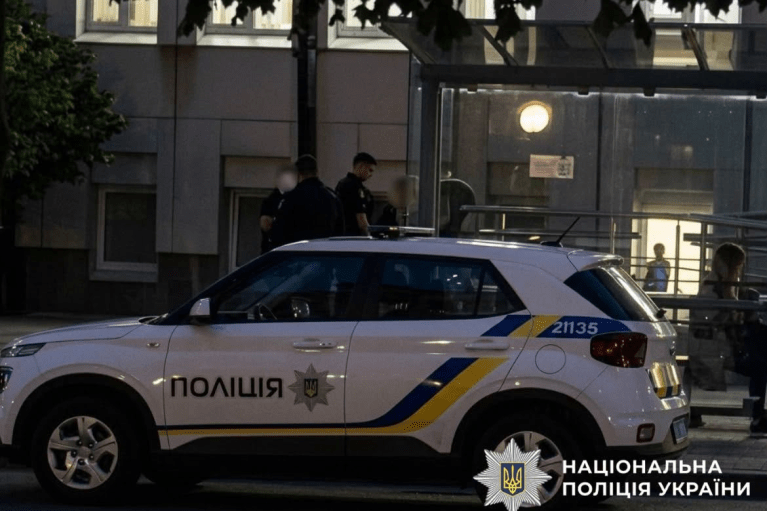 Во Львове 15-летняя девушка побила троих взрослых на улице: за дело взялась полиция