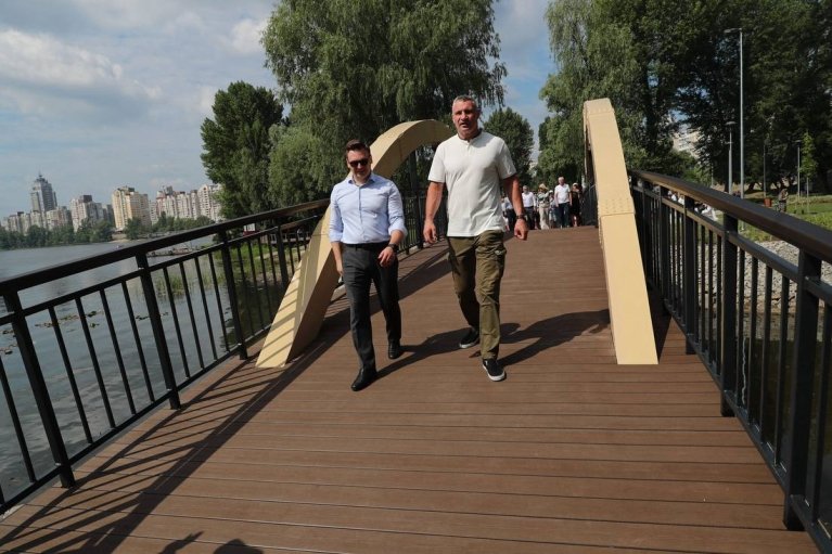 Кличко разом із мером Вільнюса відкрив на столичній Оболоні новий сквер та міст, побудовані за гроші литовців