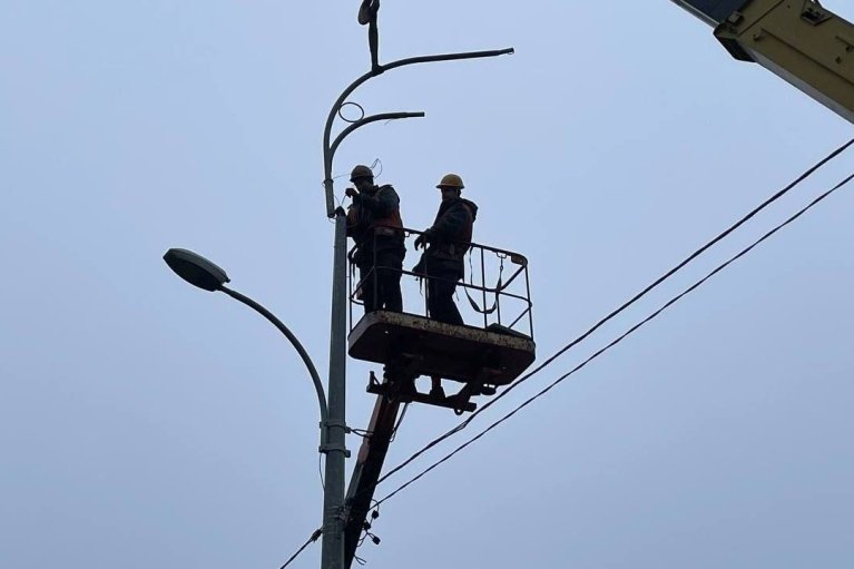Попали под обстрел во время работы: в Донецкой области пострадали 12 энергетиков