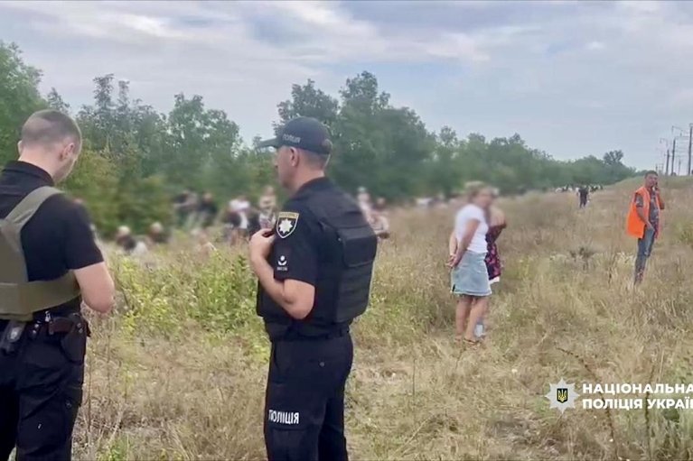 Враг повторно ударил по поезду в Одесской области во время эвакуации пассажиров (ВИДЕО)