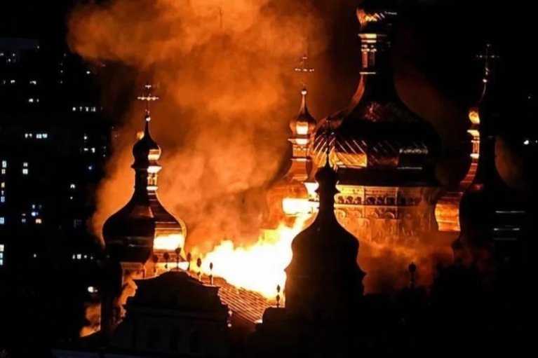 В Киеве после российского удара горит Лавра (ФОТО, ВИДЕО)