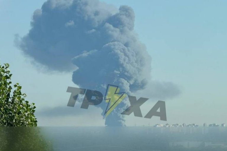 Київ вранці зазнав дронової атаки, загорілися склади (ВІДЕО)