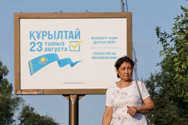 Без оппозиции и самовыдвиженцев: в Казахстане стартовали выборы в парламент