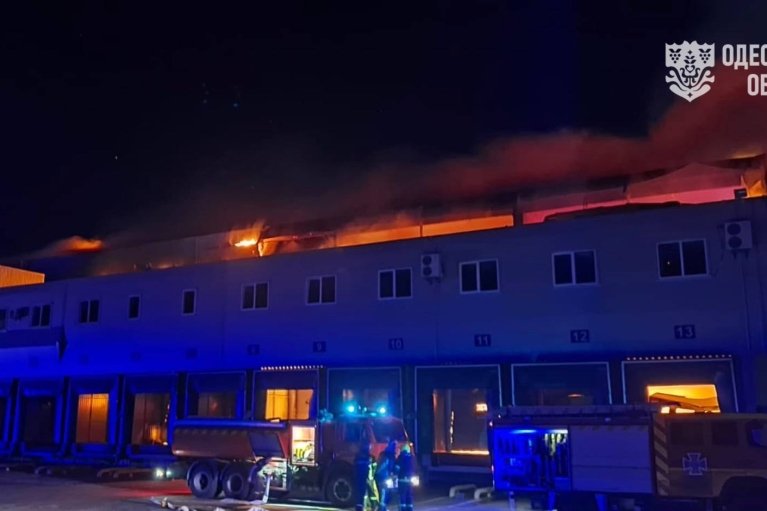 От обстрела в Одесской области загорелись склады сети супермаркетов (ФОТО)