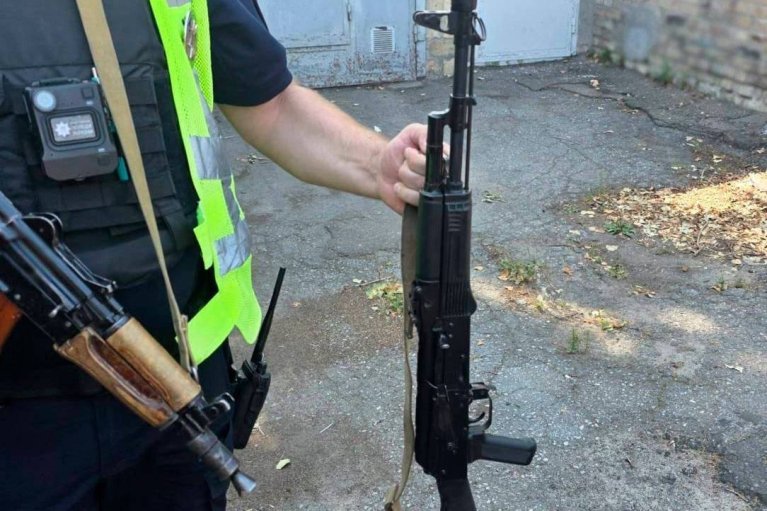 Погрожував автоматом через музику: в Києві затримали військового з трофейною зброєю (ФОТО)