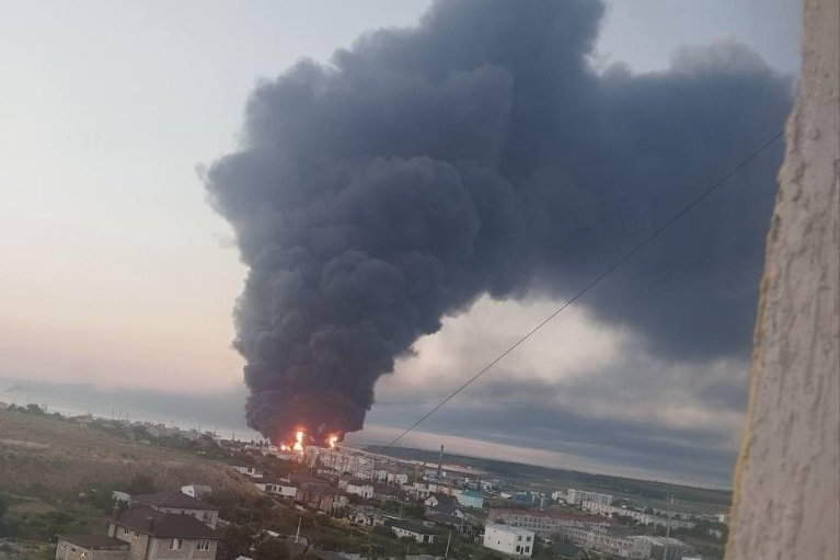 Ночью наши дальнобойные санкции применялись по военной логистике, нефтяной отрасли и противовоздушной обороне окупантов, — Зеленский