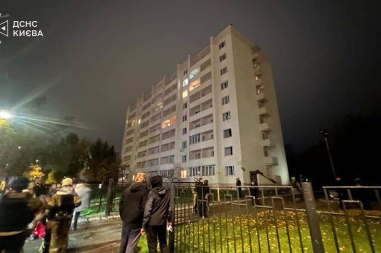 У Києві — зміни в русі транспорту через пошкодження Південного мосту, постраждалих вже 14 (ФОТО)