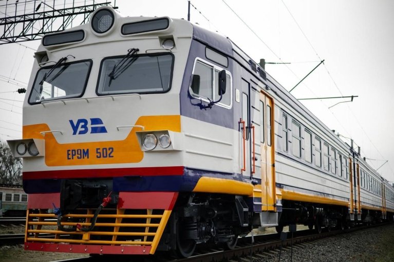 "Укрзалізниця" попередила про зміни в русі потягів у 7 областях (СПИСОК)