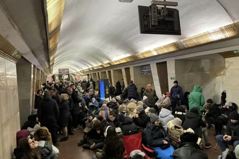 Подготовка к предстоящим тревогам: после введения новых правил укрытия Киевский метрополитен заказал 3600 стульев