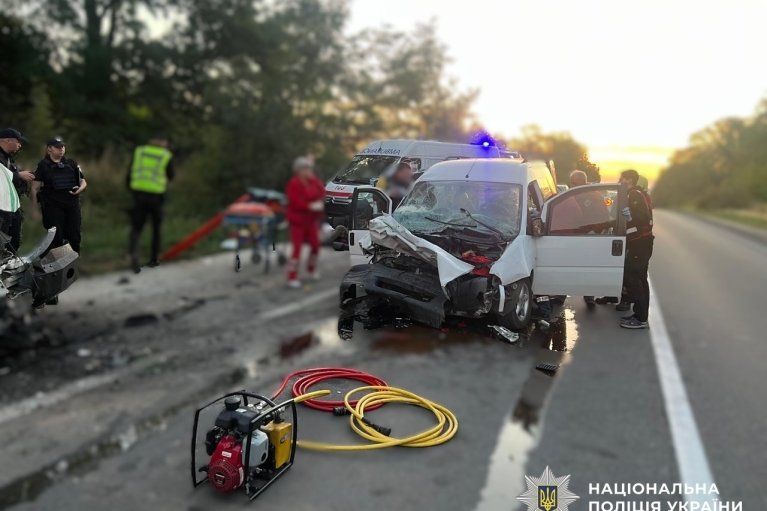 На Львівщині легківка зіткнулася з інкасаторським бусом: багато травмованих (ФОТО)