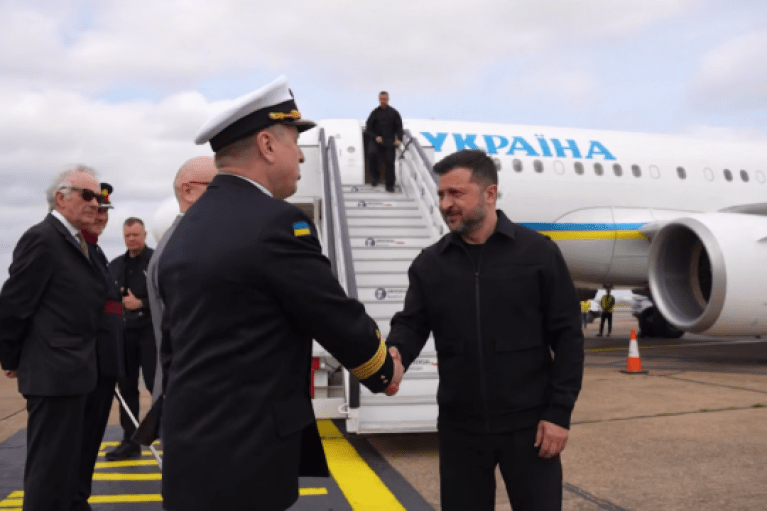 Зеленский прилетел в Британию: что в программе визита