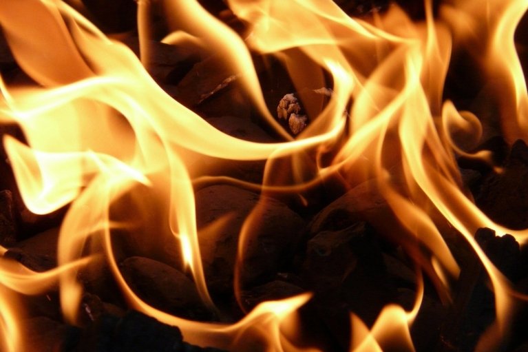 За 2 км від захопленої Запорізької АЕС спалахнула пожежа, — ДІЯРУ